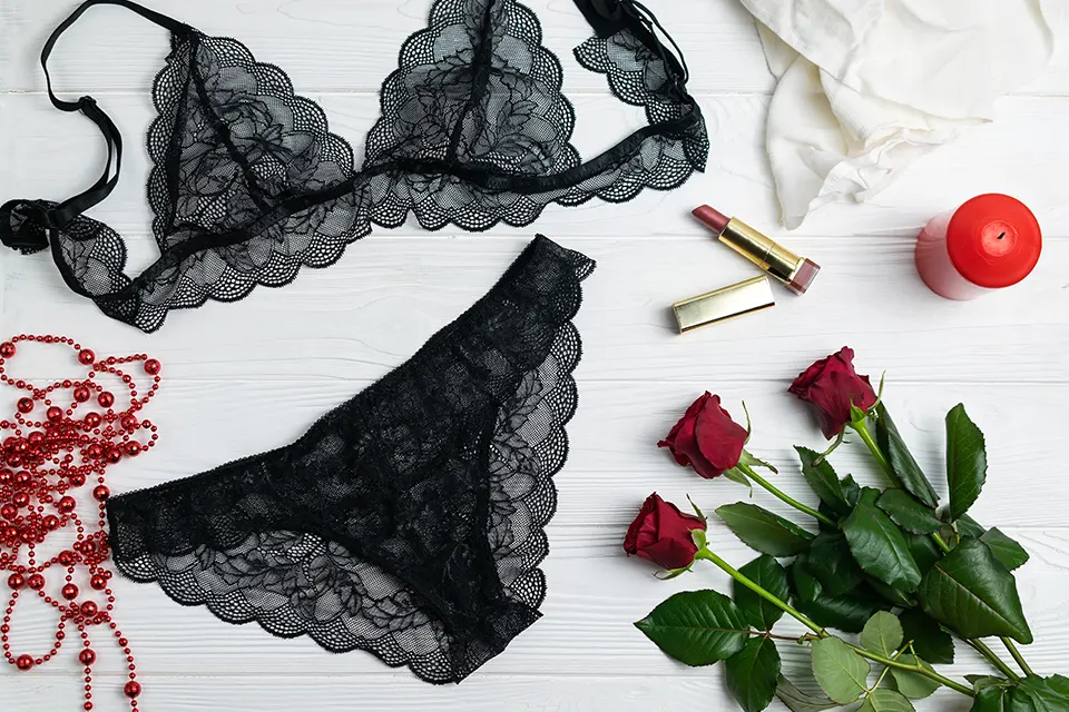 COMMENT PORTER LA LINGERIE APPARENTE